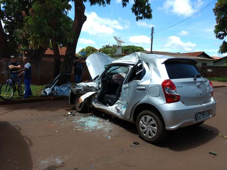 O veículo Toyota Etios que ela conduzia ficou com a lateral completamente destruída
