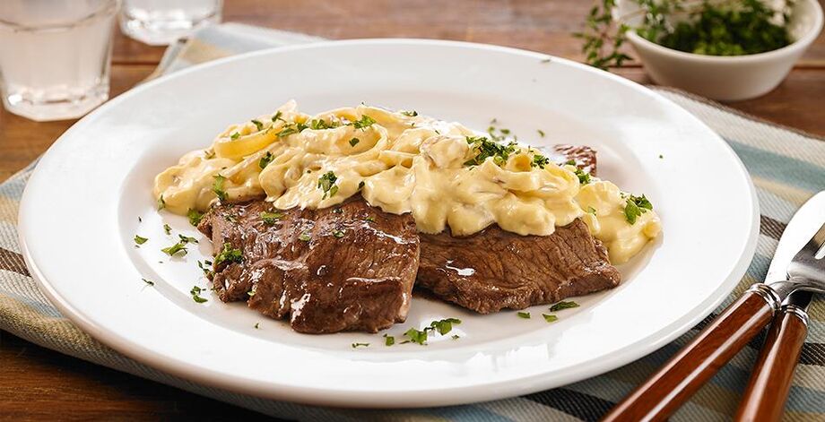 Bife acebolado com molho de maionese é uma das receitas da nossa lista
