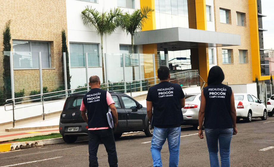 O estabelecimento recebeu um auto de infração devido as violações legais mencionadas