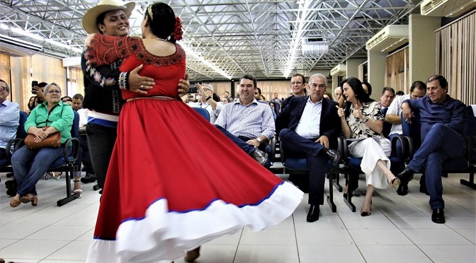 Governador Reinaldo Azambuja assiste ao lançamento do FIC – 2020 ao lado da presidente da Fundação de Cultura, Mara Caseiro, e dos secretários Eduardo Riedel e Sérgio de Paula