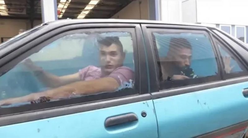 O youtuber Michael Alexander Philippou dirigiu um carro cheio de água para um vídeo em seu canal