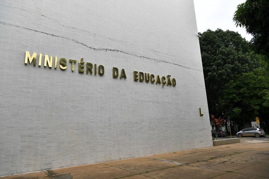 Contando só os 2,9 milhões de livros nunca usados, o gasto estimado é de mais de R$ 20,3 milhões