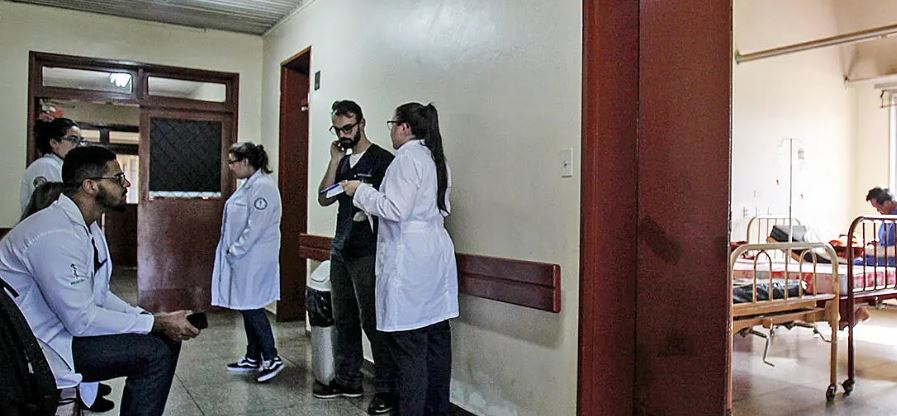 Cidade fronteiriça tem vários brasileiros estudando medicina