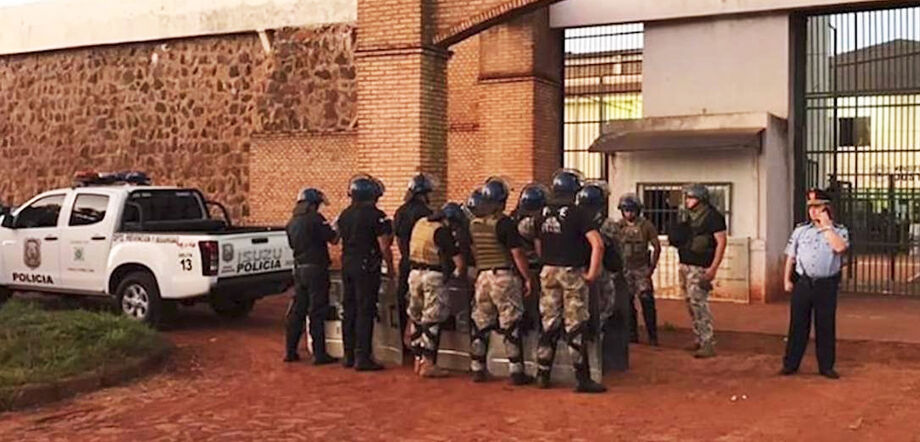 Polícia monta guarda em frente à prisão de Pedro Juan Caballero, no Paraguai, após fuga de dezenas de presos - vários deles ligados ao PCC
