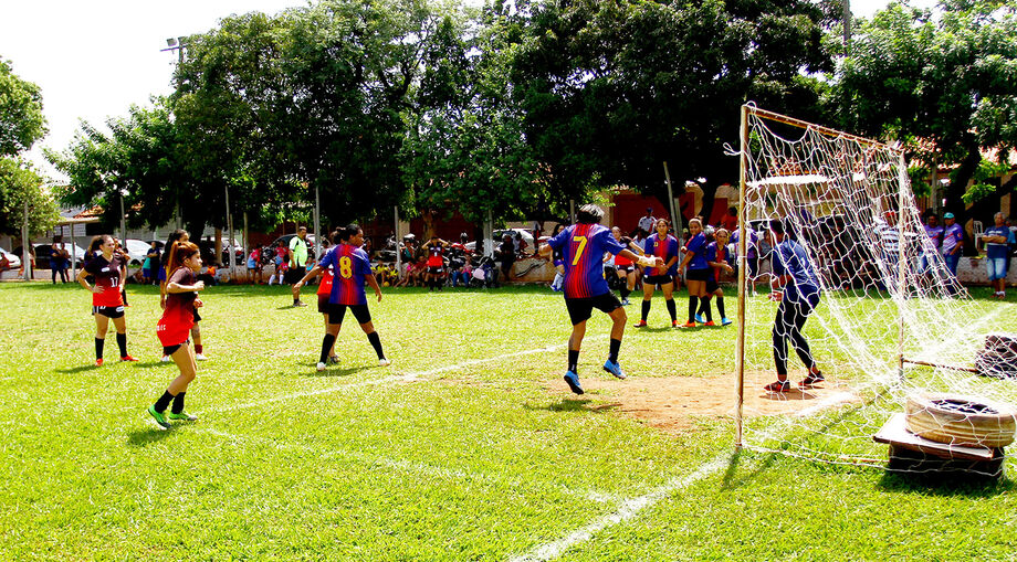 Será construído um playground com área de 128,00m² com brinquedos de eucalipto tratado e piso de grama sintética. Está localizado na área externa do campo de futebol