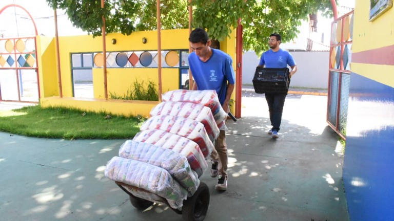Serão entregues em média 206 toneladas de alimentos, entre 46 itens secos, congelados e frios, mais 15 itens especiais e 26 itens de hortifrutigranjeiros.
