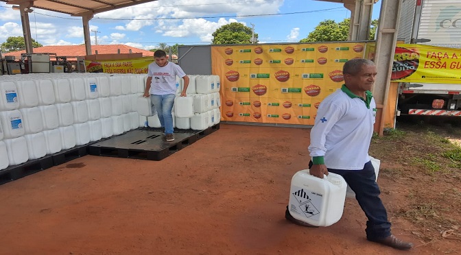 O inseticida Malathion é usado no combate o mosquito na fase adulta na forma de “fumacê”.
