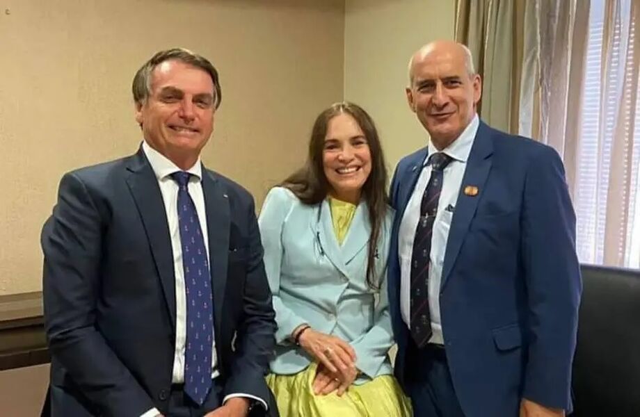 O presidente Jair Bolsonaro ao lado de Regina Duarte e do Ministro da Secretaria de Governo Eduardo Ramos, durante encontro no Rio de Janeiro em que o presidente convidou a atriz para presidir a Secretaria de Cultura do governo federal