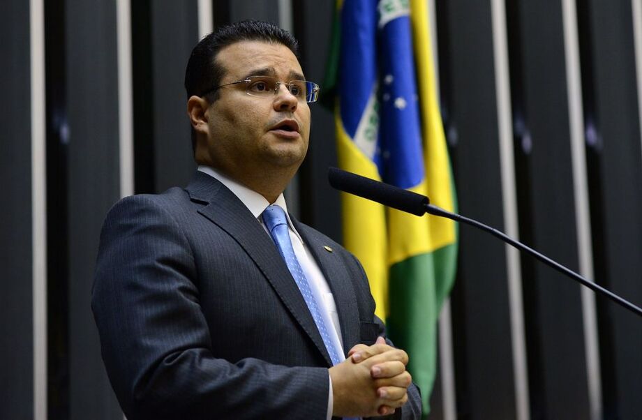 Questionado sobre as medidas práticas necessárias para a melhoria da segurança na fronteira, o deputado destacou duas