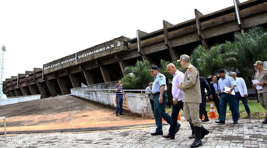 PM e Bombeiros entregam laudo de vistoria do Morenão