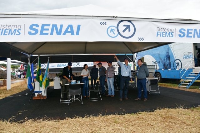 Estande do Senai conta com duas unidades móveis