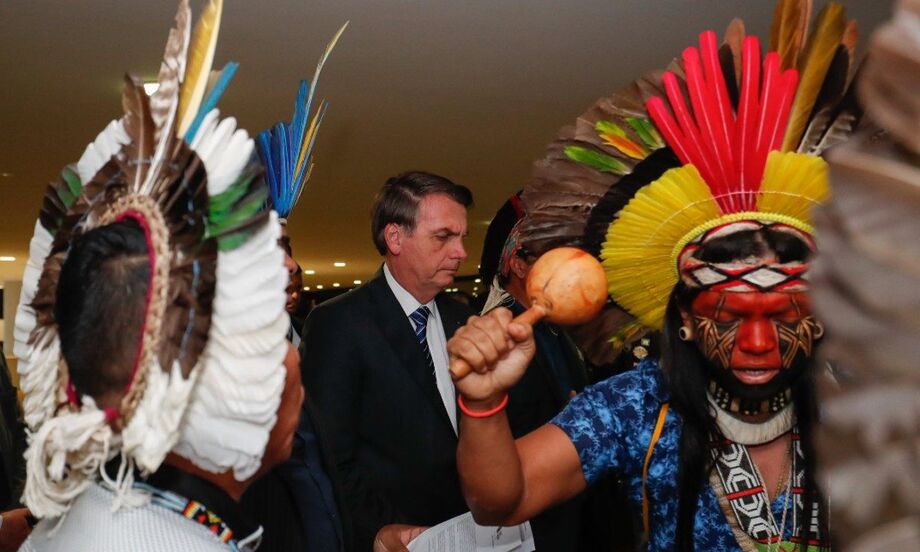 Durante a tradicional transmissão ao vivo nas redes sociais que faz nas quintas-feiras, o presidente Jair Bolsonaro falou que cada vez mais, o índio é um ser humano igual a nós