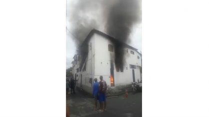 O Corpo de Bombeiros foi acionado por volta das 7 horas e conseguiu apagar o fogo cerca de uma hora e meia depois