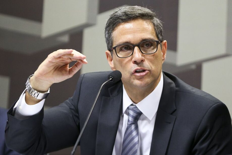 Campos Neto também comentou a questão do câmbio e disse mais uma vez que, diferentemente do passado, agora há melhora do prêmio de risco