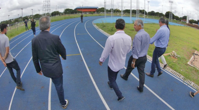 Acompanhado do prefeito Marquinhos Trad (PSD), o governador Reinaldo Azambuja (PSDB) visitou hoje obras das gestões em Campo Grande e anunciou mais duas
