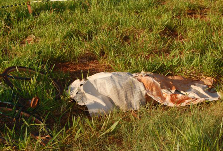 O homem aparenta ter em torno de 40 anos e ainda não identificado. O caso está sendo apurado pela Polícia Civil