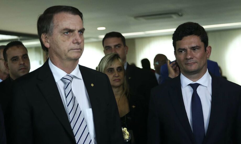 O presidente Jair Bolsonaro recuou ontem da ideia de desmembrar o Ministério da Justiça e Segurança Pública, comandado por Sérgio Moro, depois de uma forte reação de aliados, que viram na medida um esvaziamento do ex-juiz da Lava Jato no governo