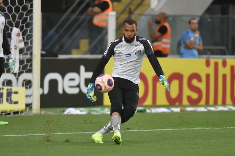 Everson tem um objetivo pessoal para 2020: tornar-se o primeiro goleiro a marcar um gol pelo Santos