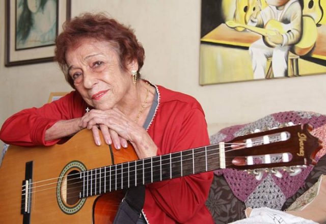 Cantora Delinha se apresenta no sábado