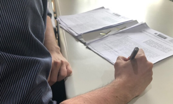 O termo firmado entre o Governo do Estado e a Empresa de Saneamento de Mato Grosso do Sul (Sanesul) possibilita o uso parcial de um imóvel de Mundo Novo com área de 271,12m² para a construção de estação elevatória de esgoto.