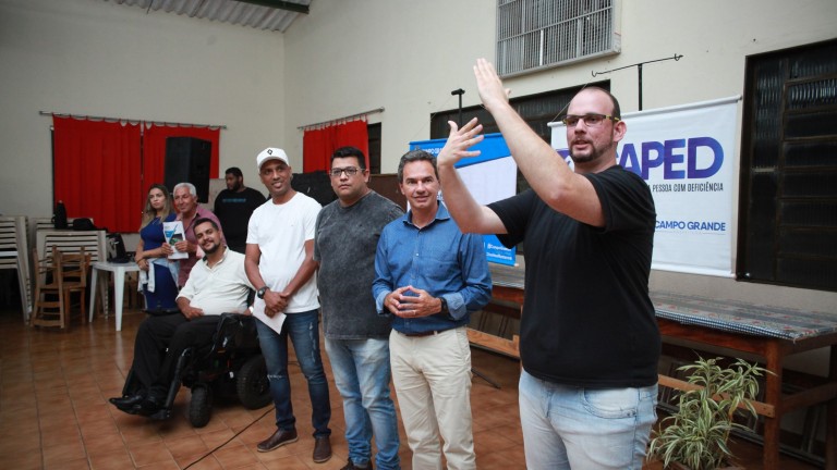 O curso tem a duração de três meses, com carga horária de 60 horas, e busca permitir ao aluno a utilização da Língua Brasileira de Sinais em nível básico