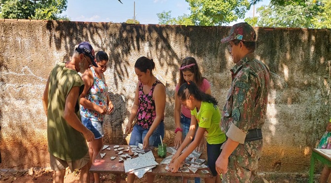 O casal de artistas dos Estados Unidos, Robert Markey e Julie Orfirer, em parceria com a Polícia Militar Ambiental (PMA) e a Secretaria de Assistência Social e Trabalho de Miranda, iniciaram o Curso em Mosaicos de Arte Pantaneira nesta segunda-feira (27)
