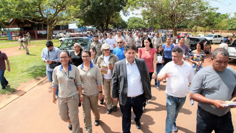 A abertura da ação aconteceu no parque Jacques da Luz, de onde os servidores e voluntários iniciaram a caminhada que percorreu diversas ruas do bairro visando sensibilizar a comunidade.