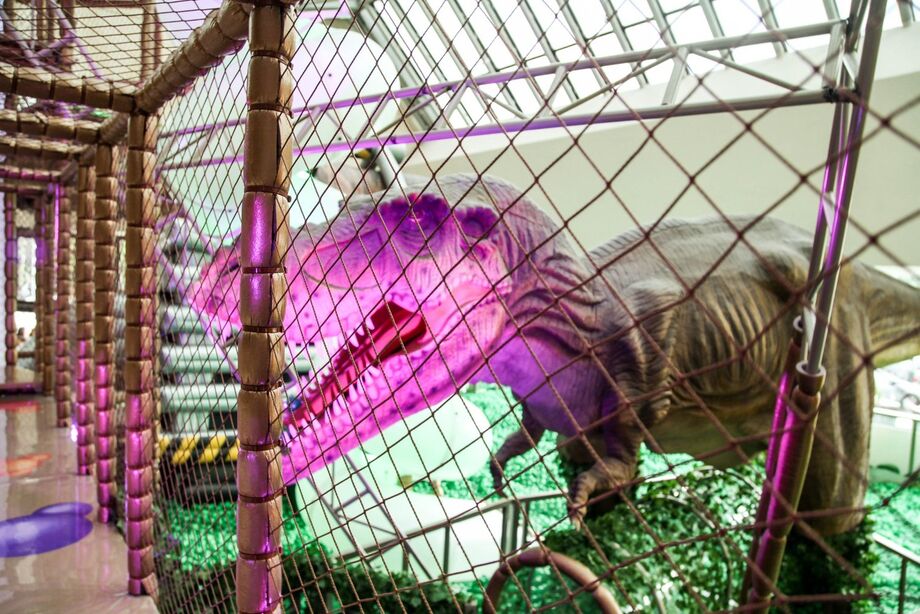 Réplica de um Tiranossauro Rex gigante com altura superior a 5 metros