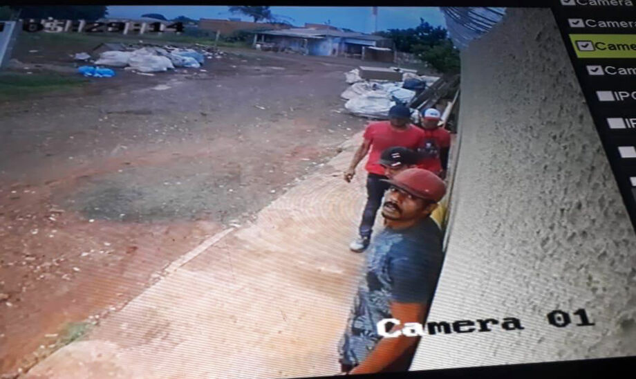 Imagens de segurança mostram que os assaltantes estavam em quatro integrantes e esperavam o casal abrir o portão da garagem para adentrar no imóvel