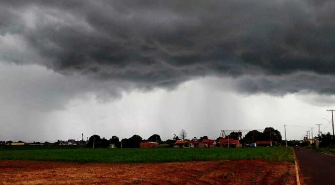 A mensagem disparada por SMS para celulares cadastrados gratuitamente no número 40199, alerta para chuvas fortes e pontuais com ventos de até 60 km/h.