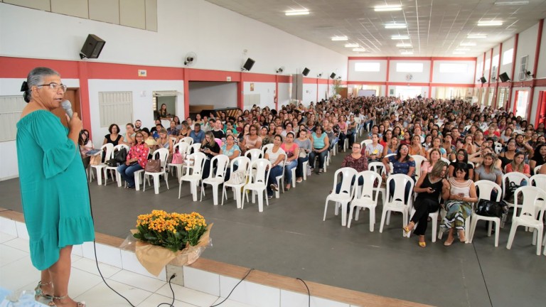 A formação ainda engloba os Auxiliares Pedagógicos Especializados (Apes) e intérpretes, totalizando 850 pessoas