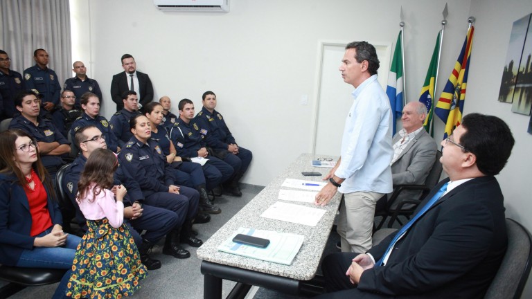 O prefeito Marquinhos Trad assinou o decreto que regulamenta atividades e enquadra a tabela salarial da Guarda Civil