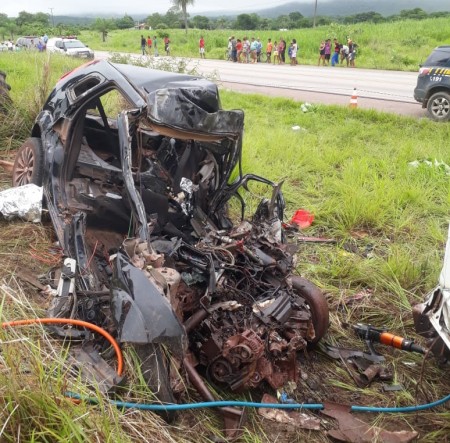 Carro em que a família estava foi completamente destruído