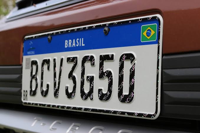Na transição das placas cinza para Mercosul, é feita a substituição automática do segundo caracter numérico por uma letra