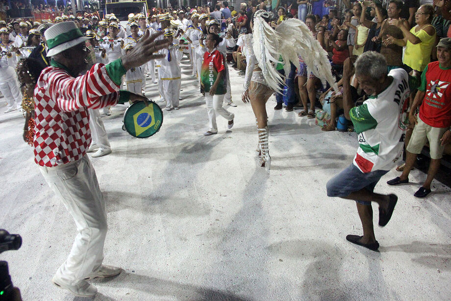 A folia pantaneira começou com as rodas de samba e os “esquentas”, realizados aos sábados e domingos pela prefeitura e Liesco (Liga Independente das Escolas de Samba de Corumbá), no porto-geral