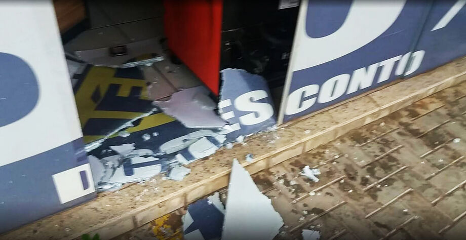 O estabelecimento já havia sido alvo de bandidos no ano passado quando bandidos tentaram entrar na loja por um buraco feito no teto.