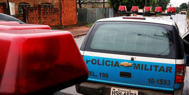 Foi solicitado ao recepcionista para mostrar o quarto das vítimas, momento em que a guarnição encontrou os autores no corredor do hotel, sendo abordados e encaminhados para Primeira Delegacia de Polícia Civil para providências