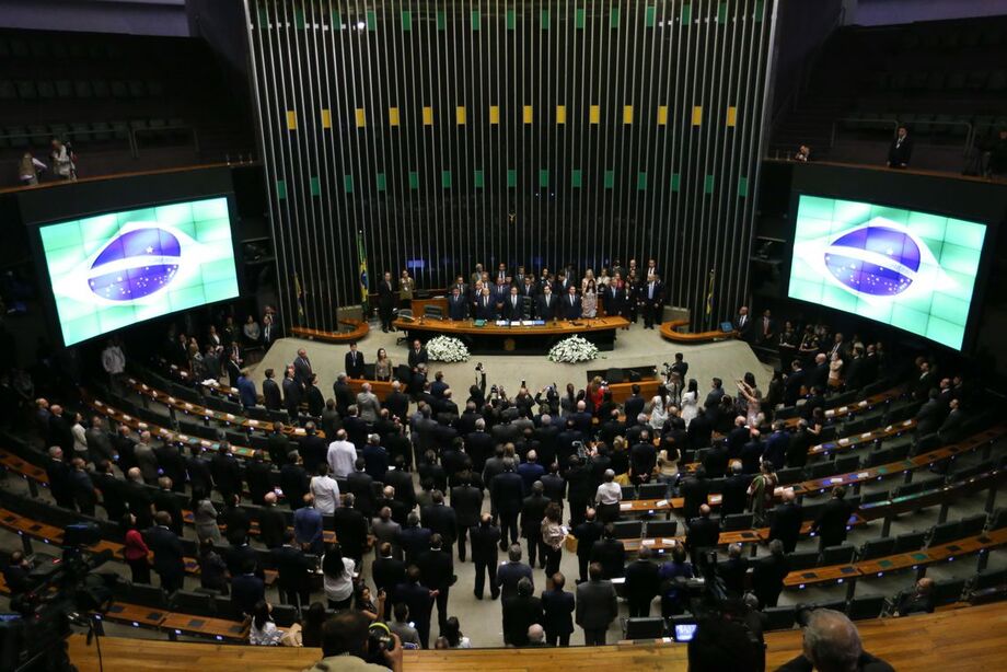 Inicialmente, o governo pretendia editar uma medida provisória, que tem vigência imediata, mas precisaria ser aprovada pelo Parlamento em até 120 dias