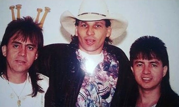 Chitãozinho e Xororó ao lado de Asa Branca