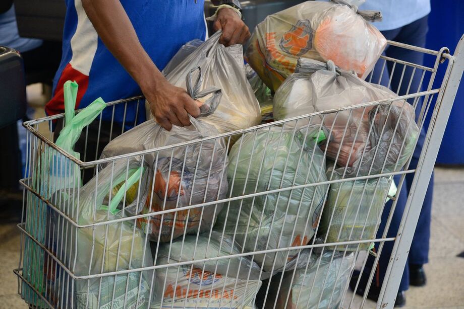 O custo da cesta familiar apresentou uma equivalência de 1,32 vezes com o salário mínimo bruto