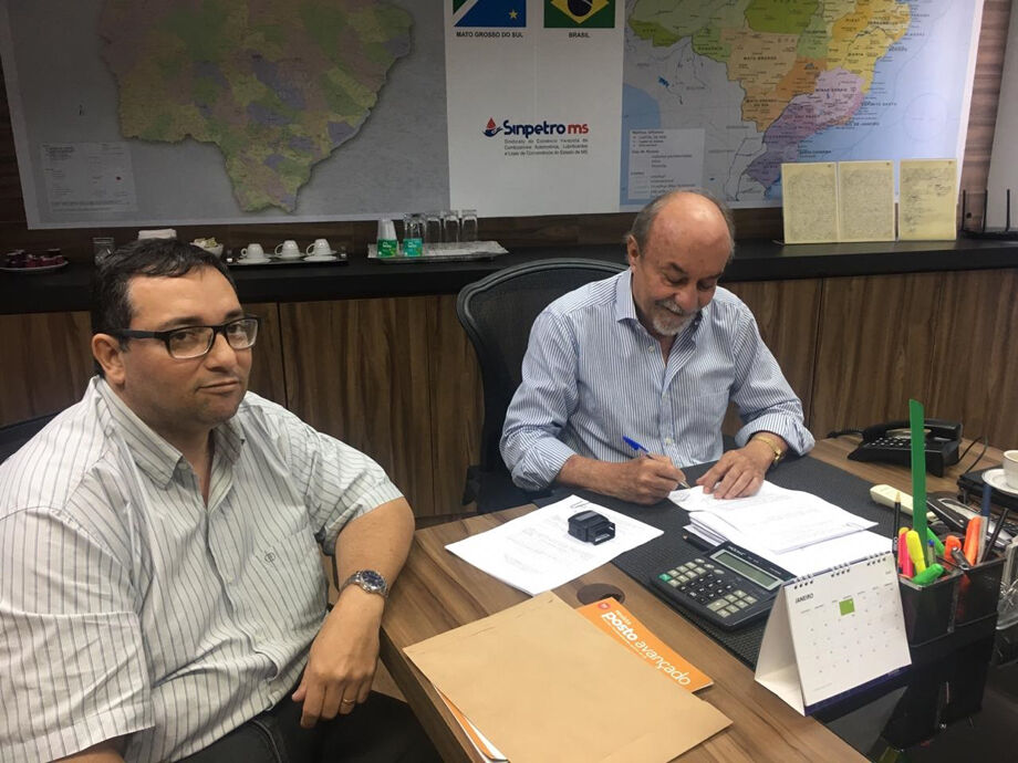 Gilson Sám diretor do Sinpospetro entrega pedidos ao presidente do sindicato patronal