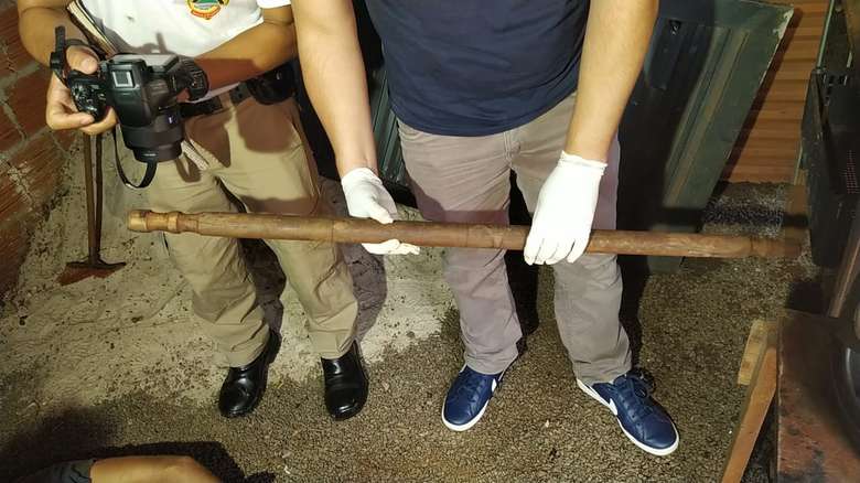 As investigações apontam que os ferimentos foram causados por um pedaço de madeira