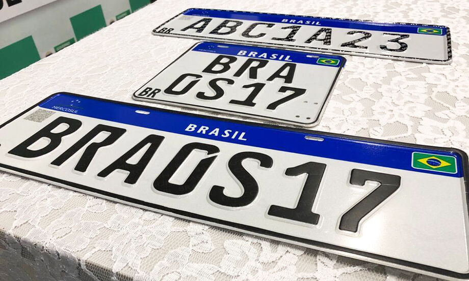 A nova placa apresenta o padrão com quatro letras e três números, o inverso do modelo atualmente adotado no país, com três letras e quatro números