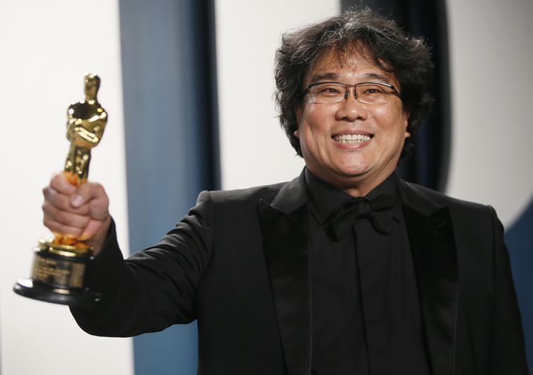 Bong Joon-ho vence o Oscar de melhor filme por 'Parasita' no Oscar 2020, em Los Angeles