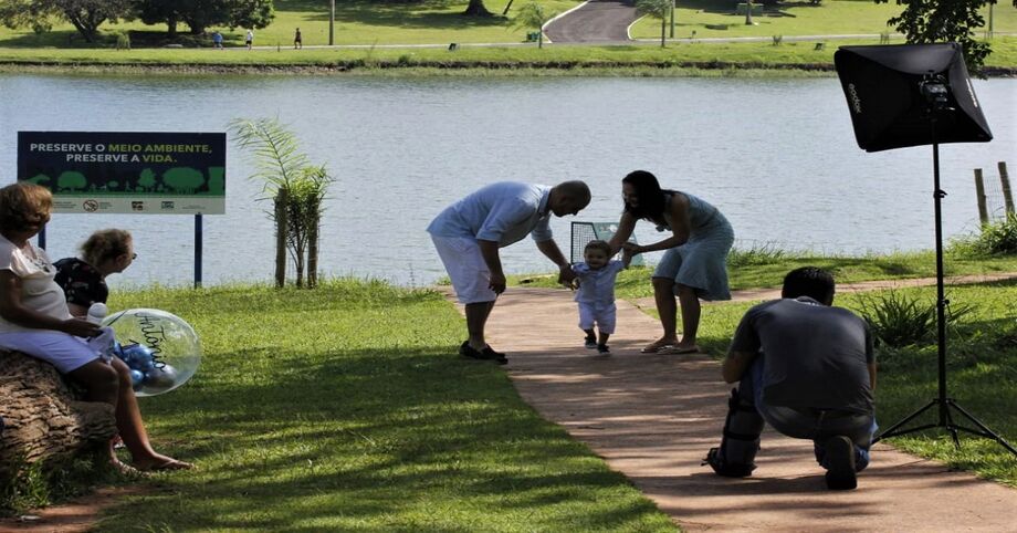 Além das inúmeras histórias vivenciadas pelos visitantes, é impossível não citar a exuberância do lago que reflete a paisagem e os prédios ao redor