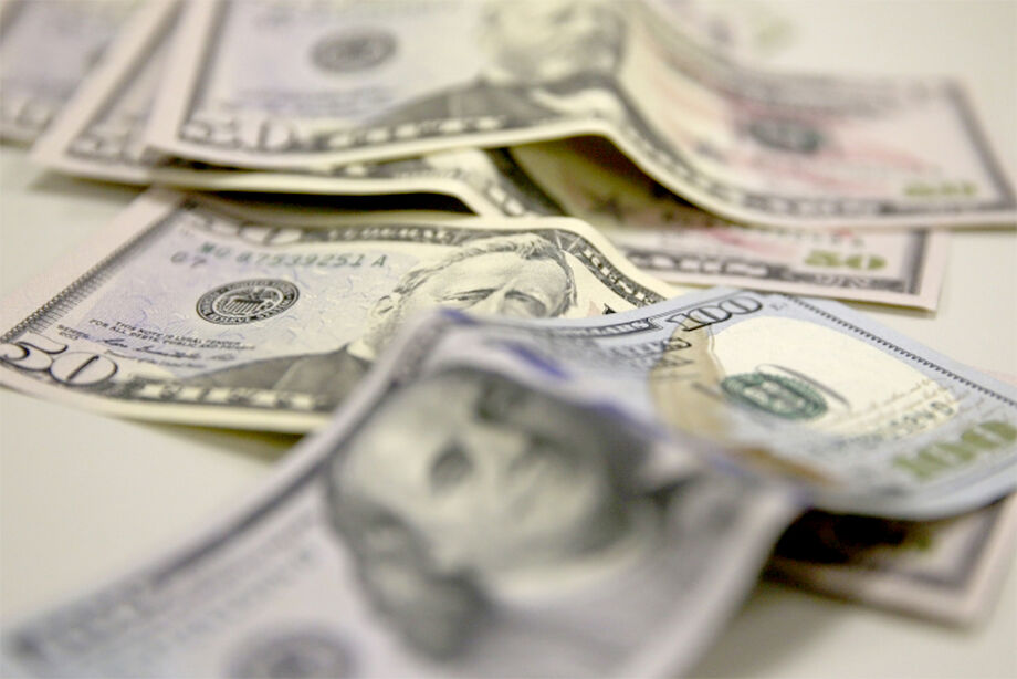 Investidores globais realizam parte de ganhos recentes com o dólar após indicadores americanos melhores que o esperado.