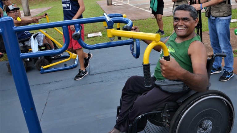 A academia ao ar livre preparada para pessoas com deficiência, instalada no Parque Ayrton Senna, está com vagas abertas