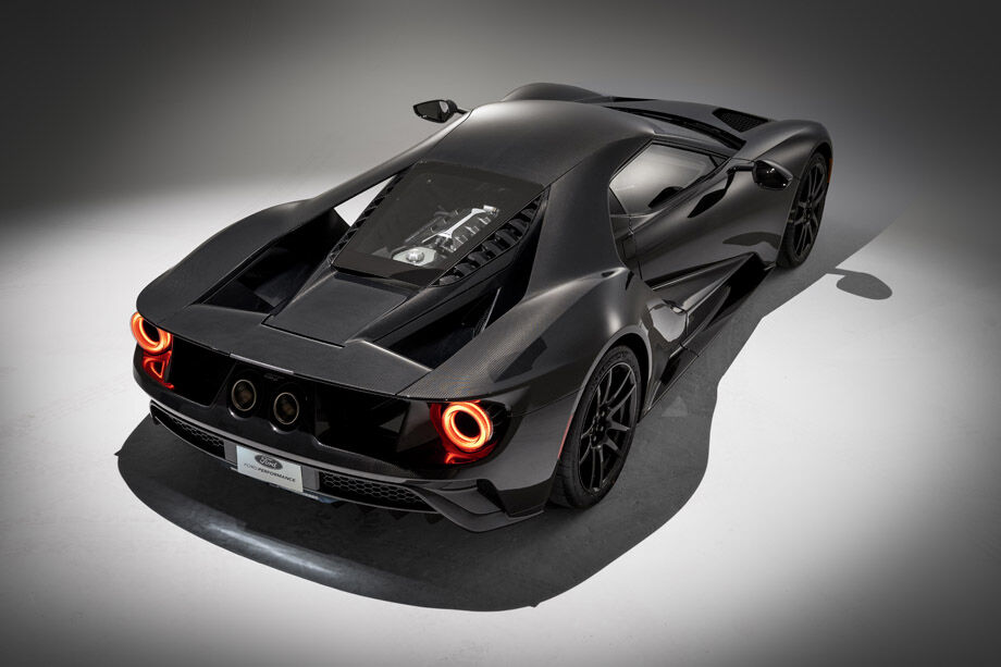 O supercarro agora desenvolve 669 cv e tem a opção de carroceria em fibra de carbono aparente