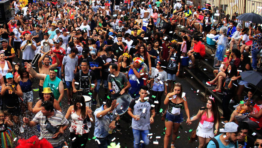 O último dia de desfiles é na terça (25) e o agito dos foliões fica por conta das escolas de samba Igrejinha, Unidos da Vila Carvalho, Deixa Falar e Os Catedráticos do Samba
