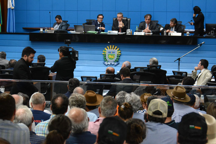 O assunto foi iniciado pelo deputado Cabo Almi (PT), que questionou a decisão do Governo Estadual em aumentar a gasolina, em detrimento de baixar o preço do etanol